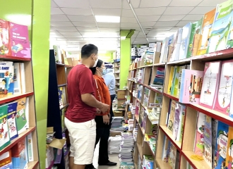 Phụ huynh gặp khó khăn khi tìm mua sách giáo khoa cũ cận ngày khai giảng